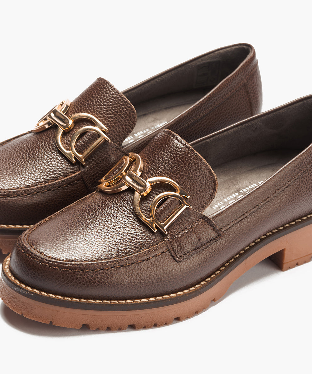Mocasín en napa con grano con detalle adorno Marrón
