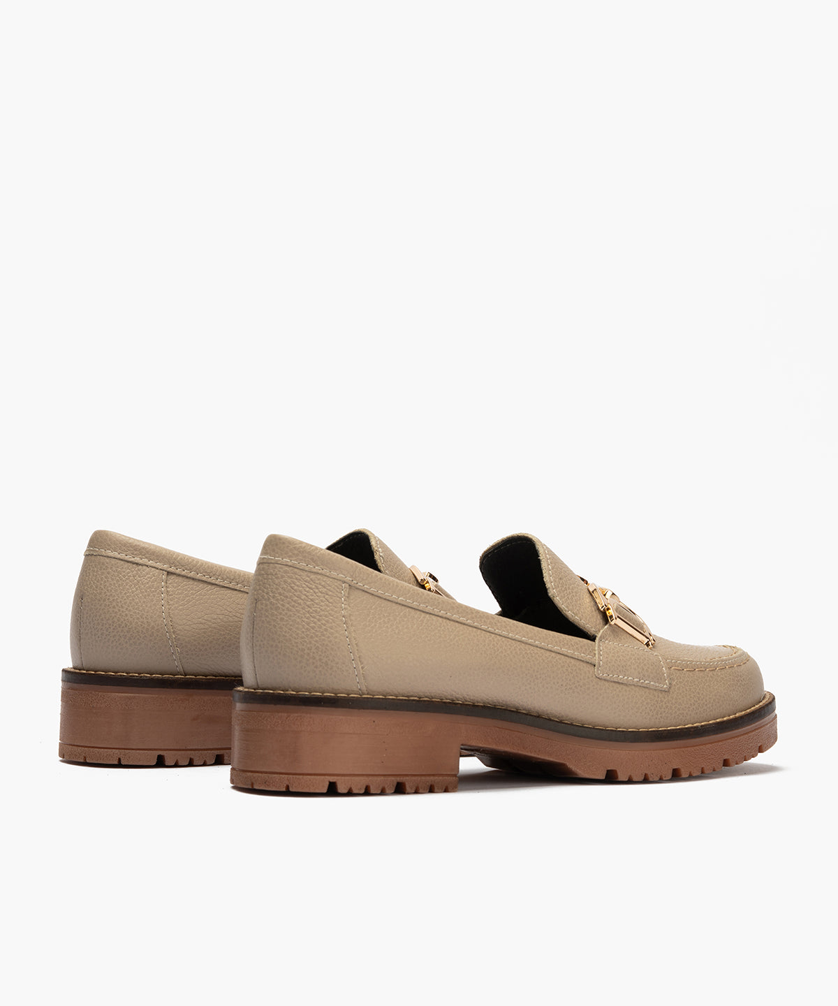Mocasín en napa con grano con detalle adorno Topo