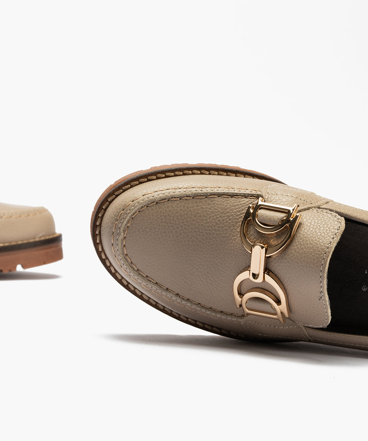 Mocasín en napa con grano con detalle adorno Topo