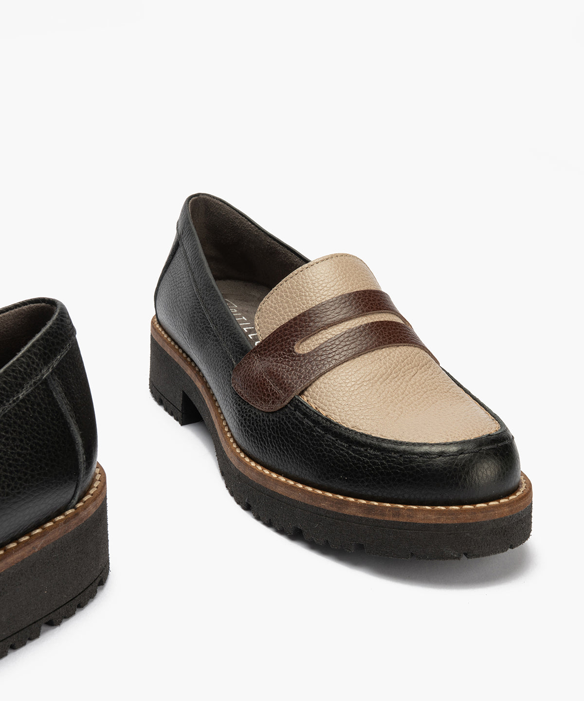 Mocasín antifaz con napa con grano combinado Negro-Topo-Marrón