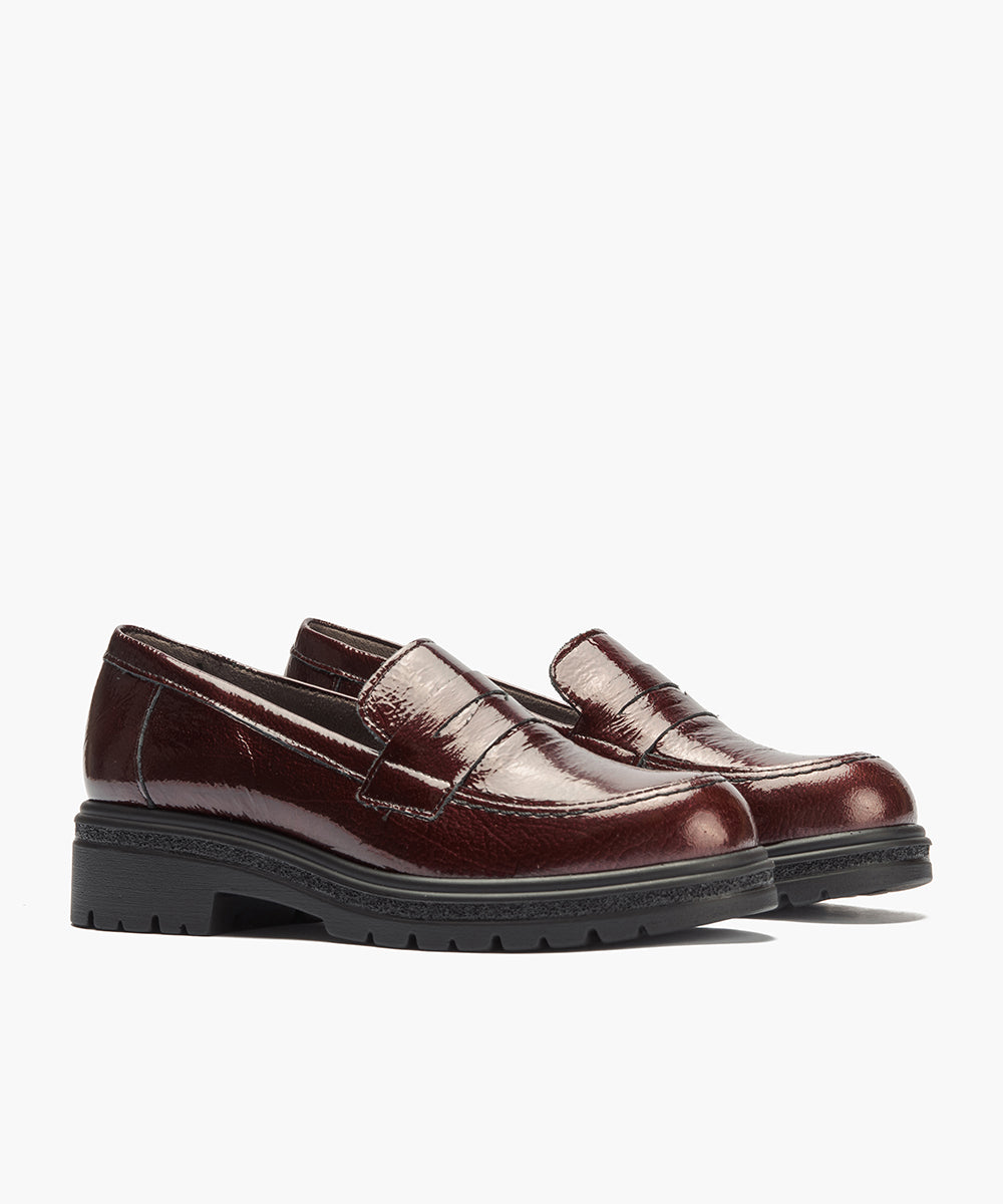 Mocasín antifaz en charol Burdeos