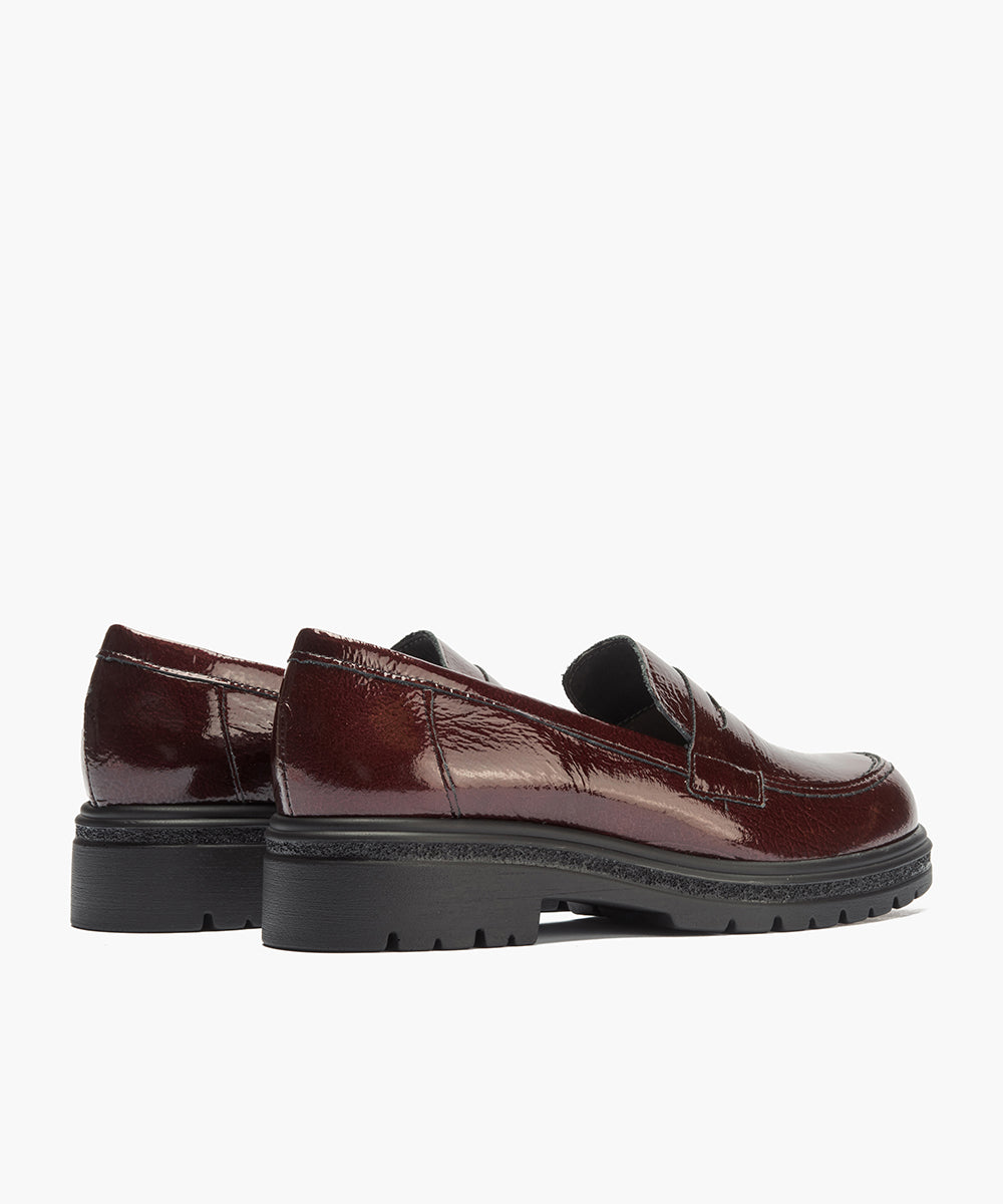 Mocasín antifaz en charol Burdeos