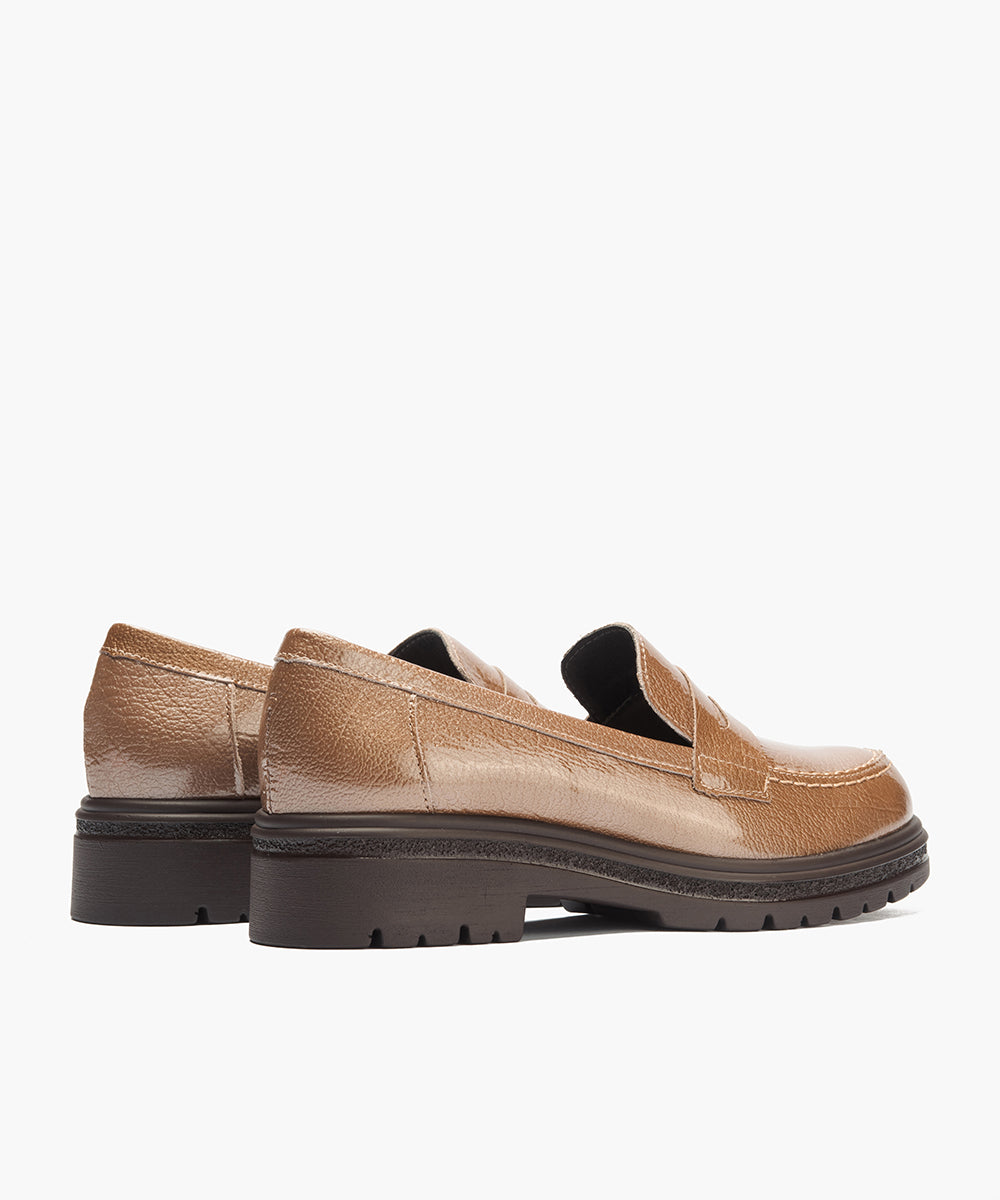 Mocasín antifaz en charol Topo