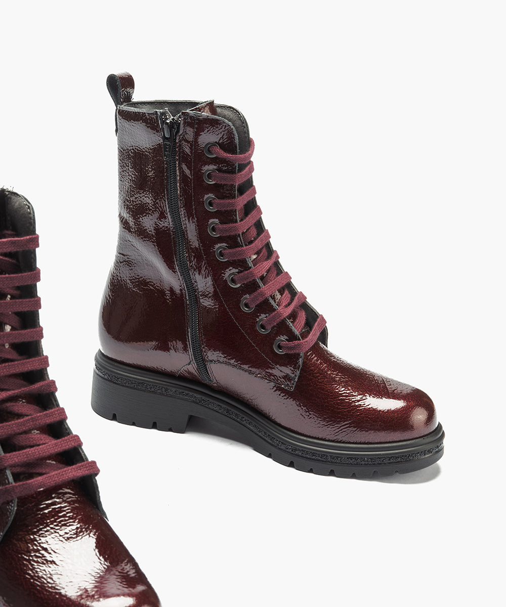 Bota militar en charol con cremallera Burdeos