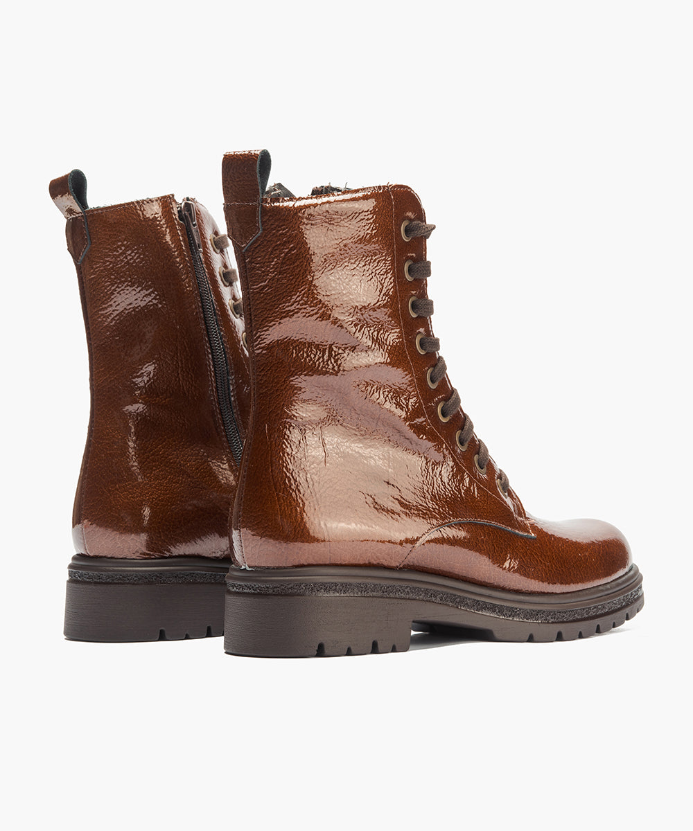 Bota militar en charol con cremallera Cuero