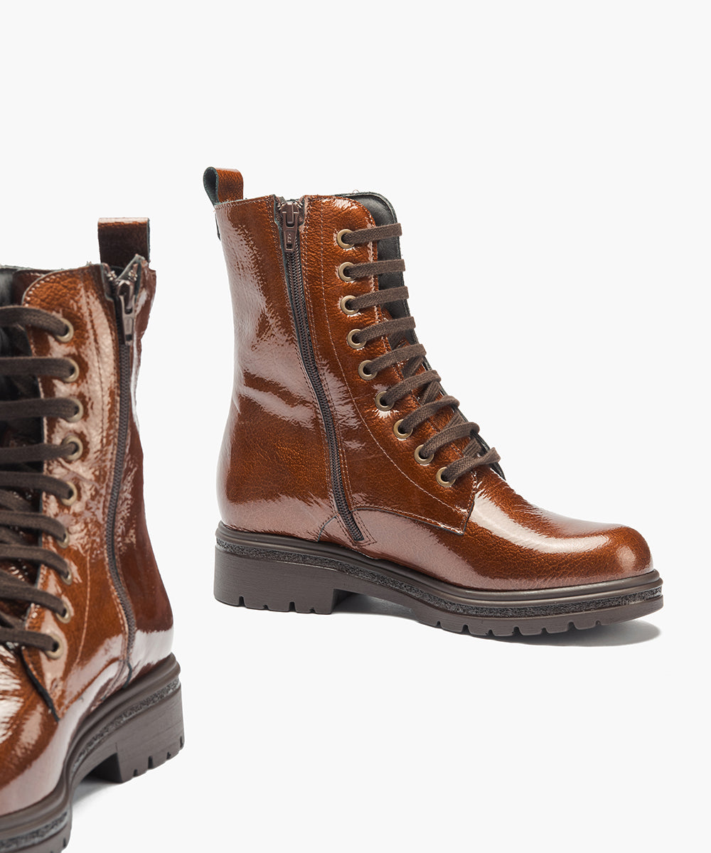 Bota militar en charol con cremallera Cuero