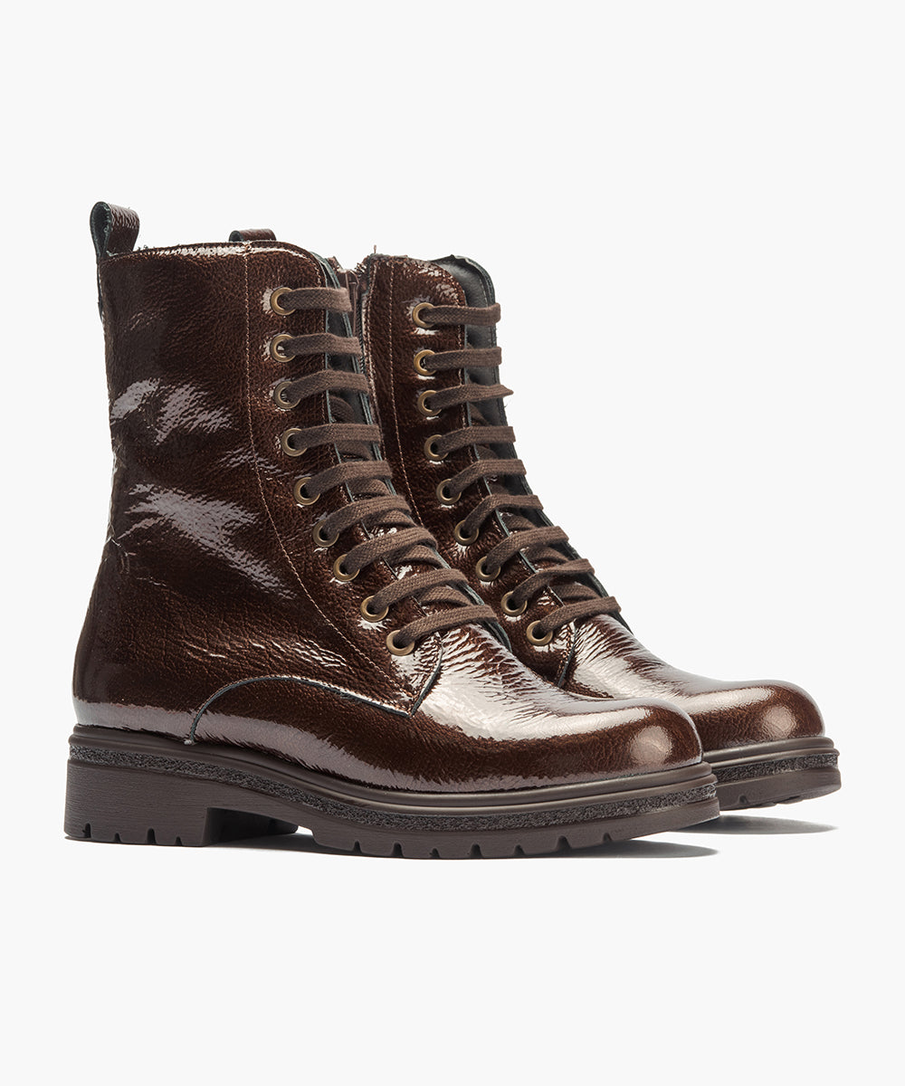 Bota militar en charol con cremallera Marrón