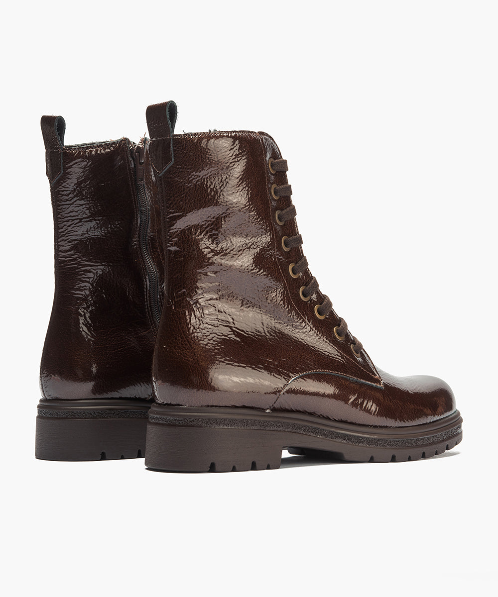 Bota militar en charol con cremallera Marrón