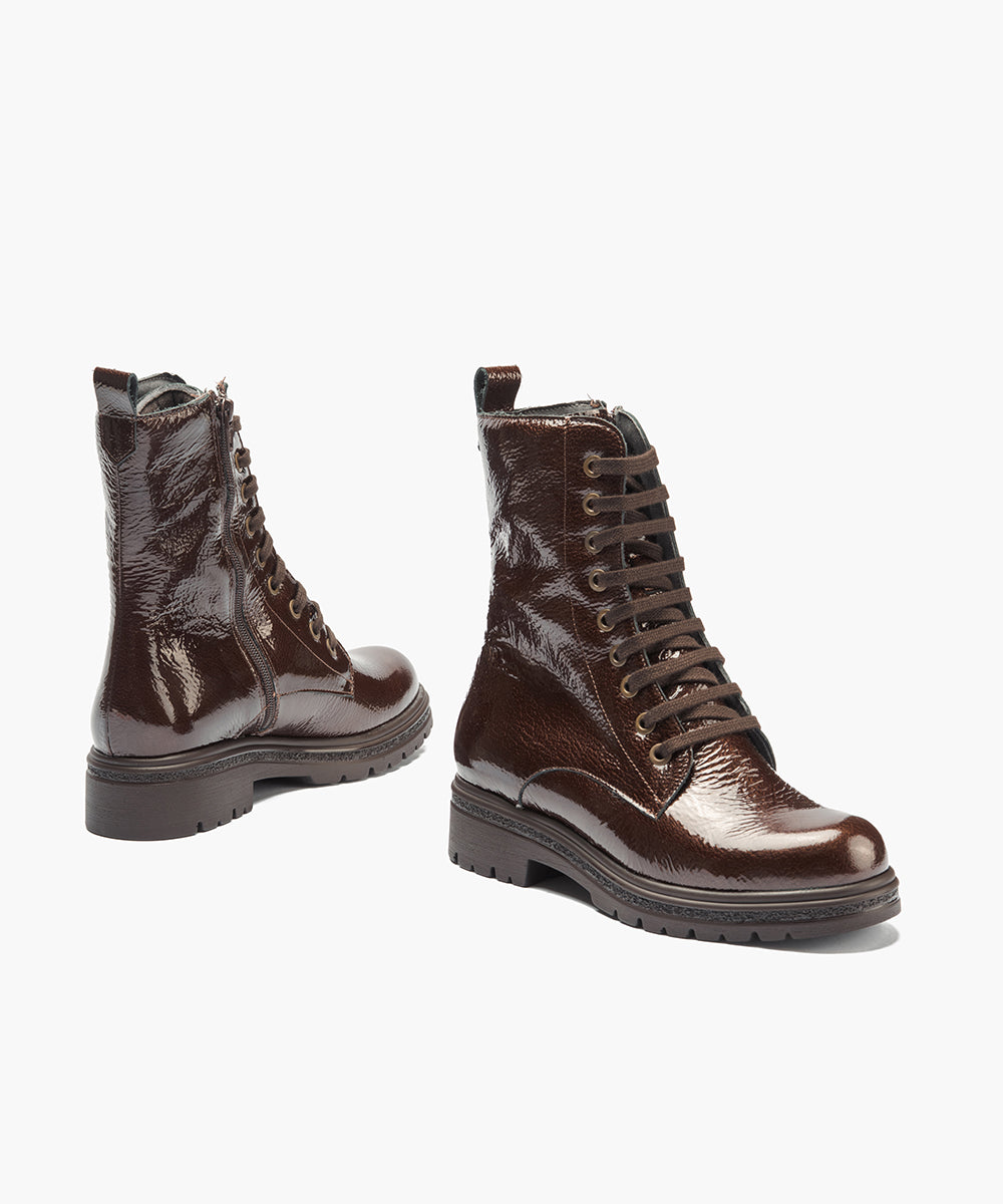 Bota militar en charol con cremallera Marrón