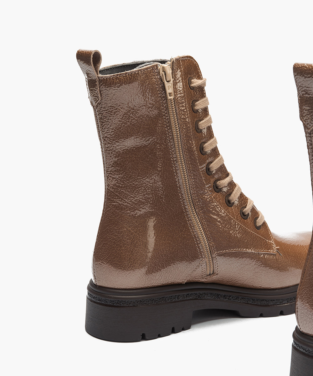 Bota militar en charol con cremallera Topo