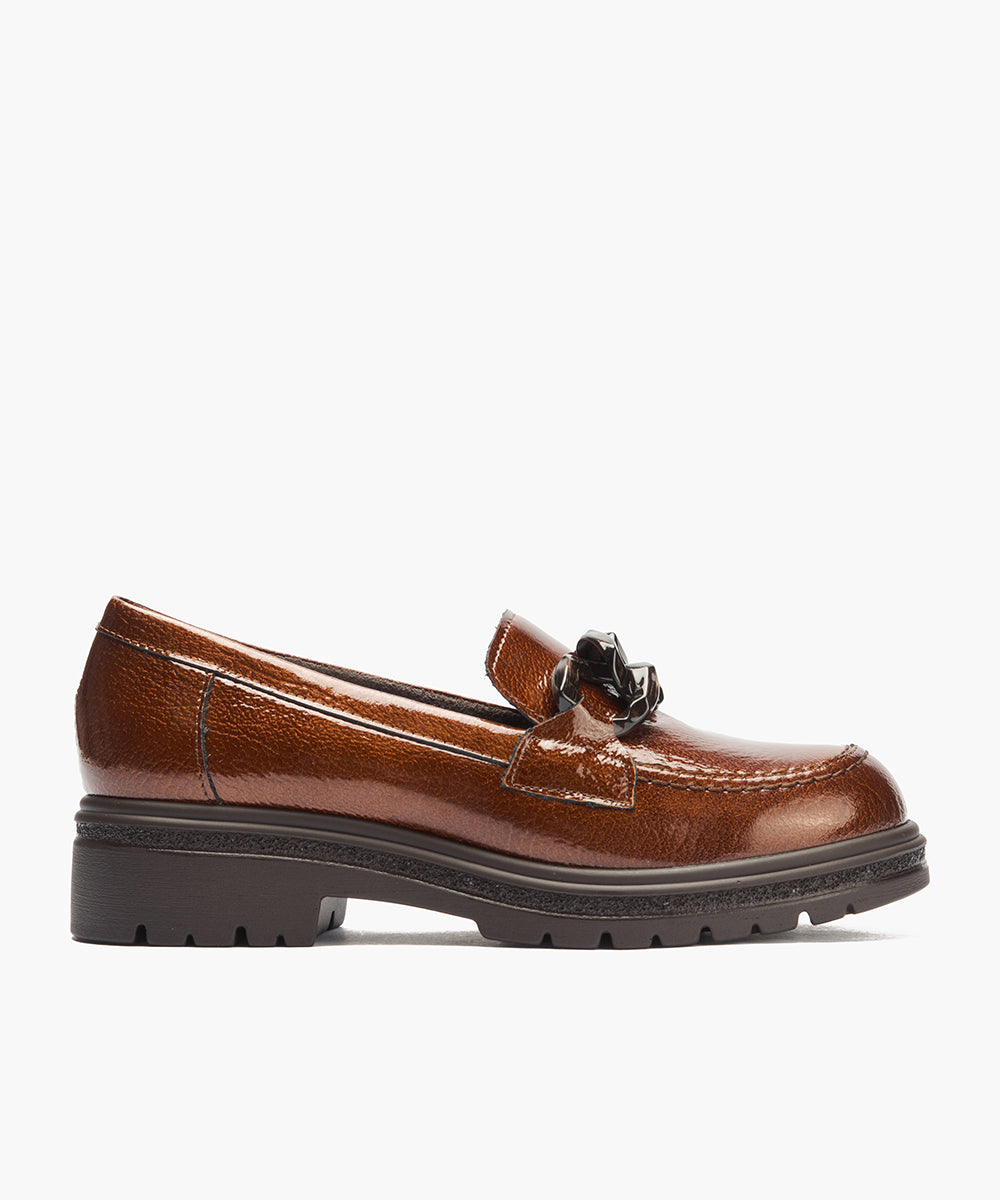 Mocasín en charol con adorno Cuero