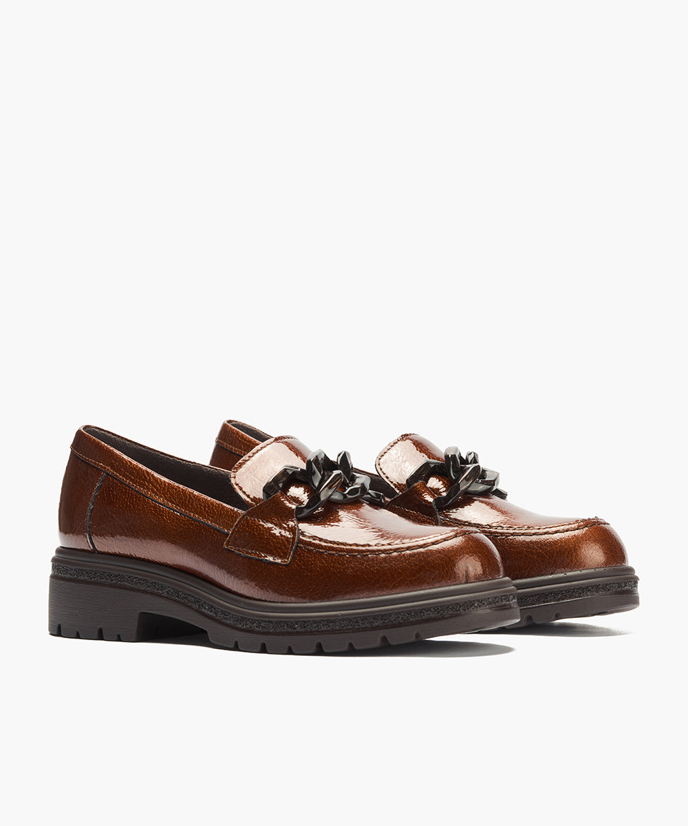 Mocasín en charol con adorno Cuero
