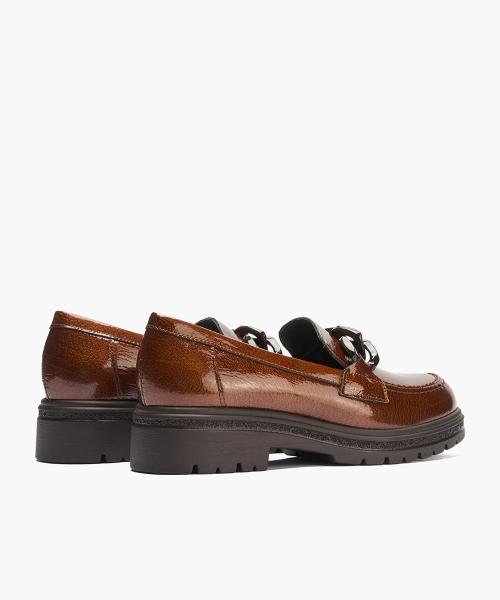 Mocasín en charol con adorno Cuero