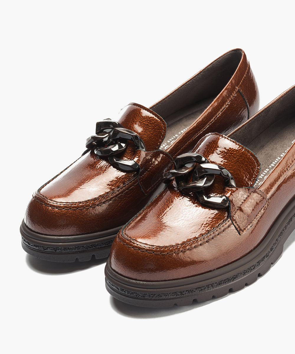 Mocasín en charol con adorno Cuero