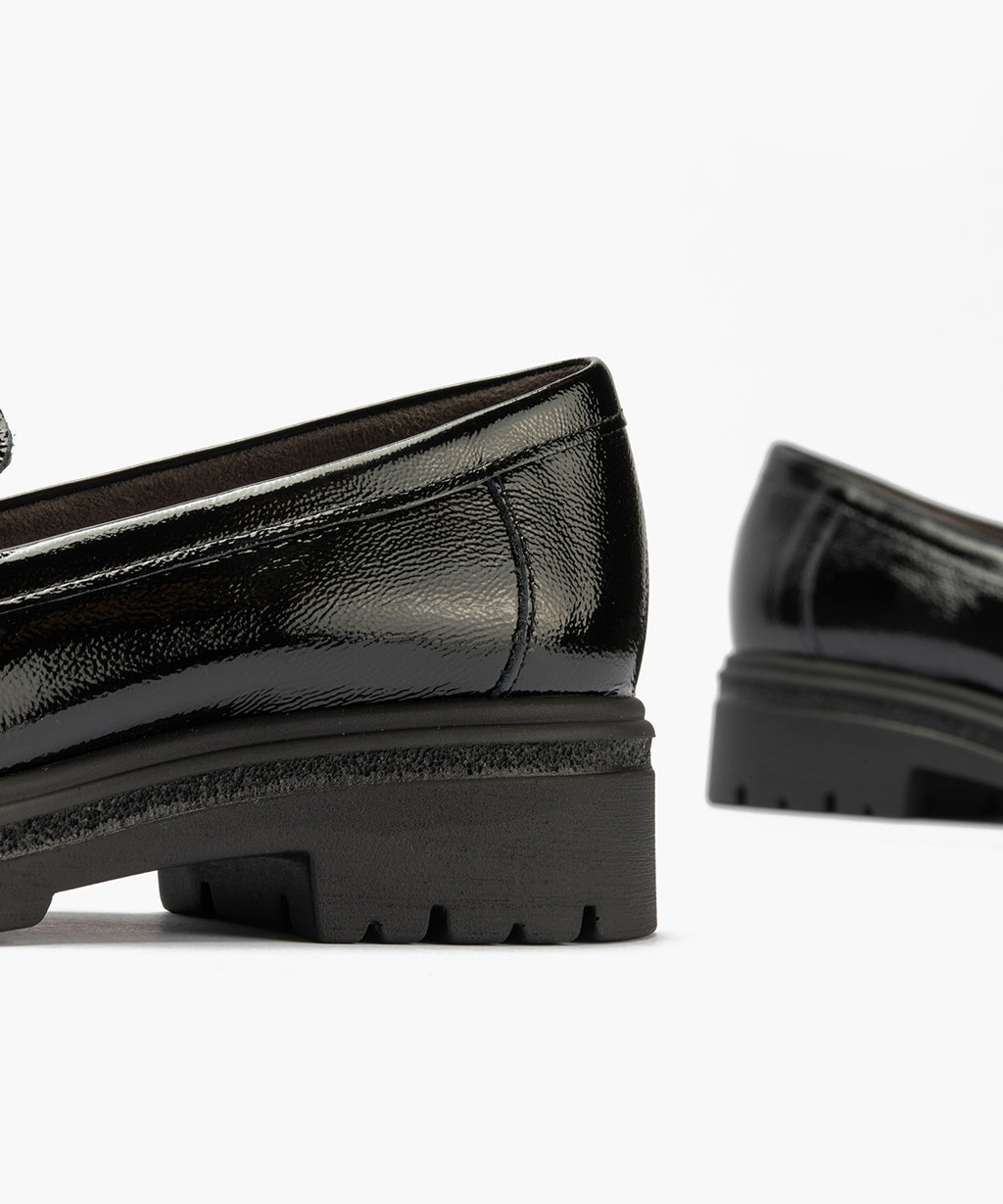 Mocasín en charol con adorno Negro