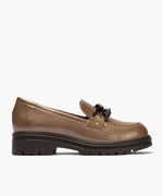Mocasín en charol con adorno Topo