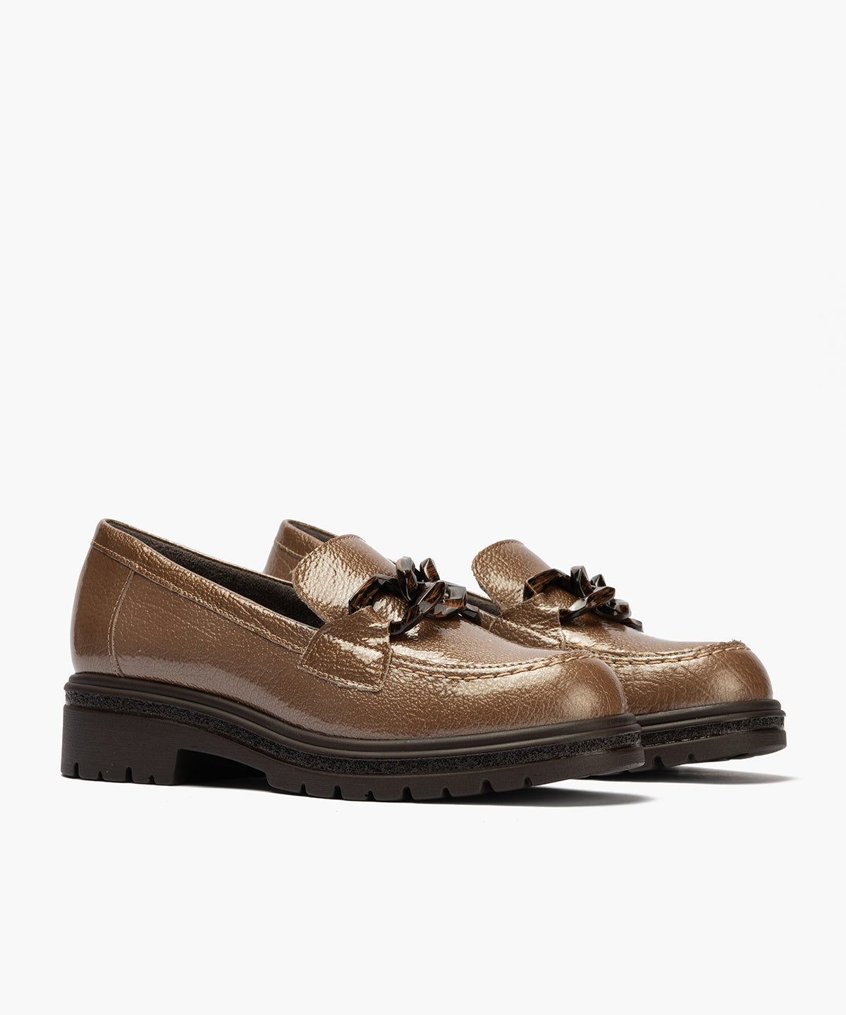 Mocasín en charol con adorno Topo
