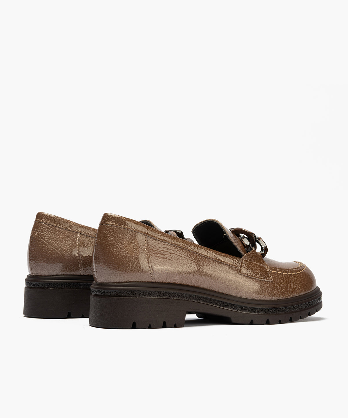 Mocasín en charol con adorno Topo