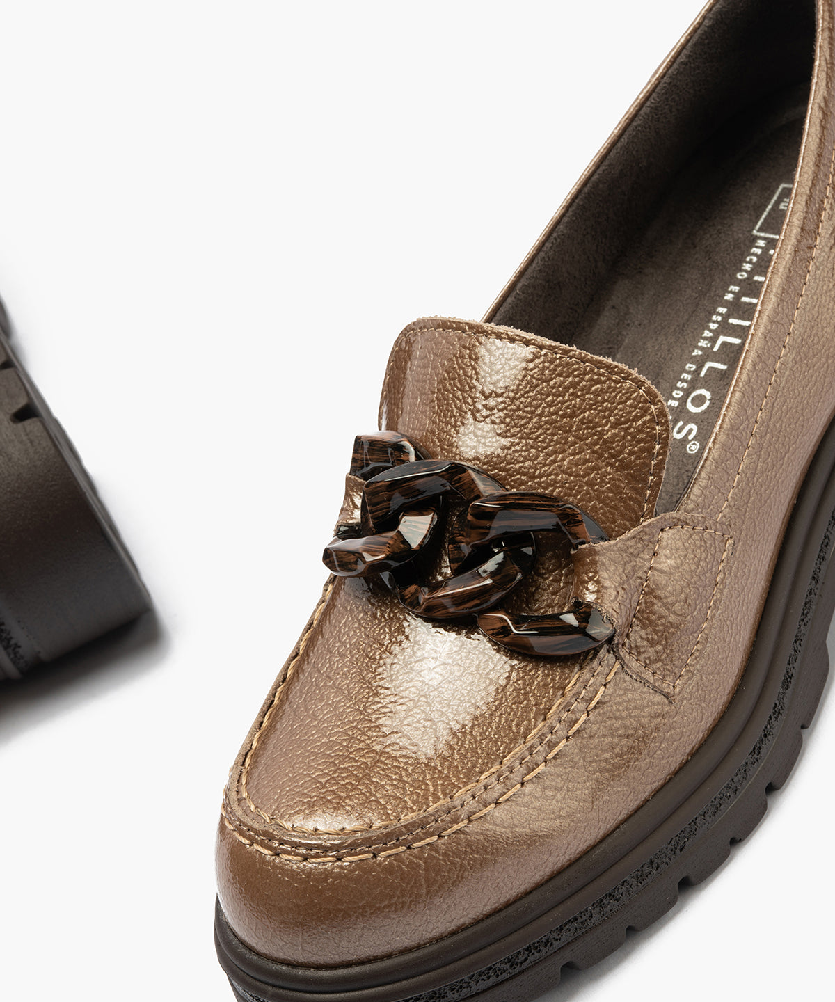 Mocasín en charol con adorno Topo
