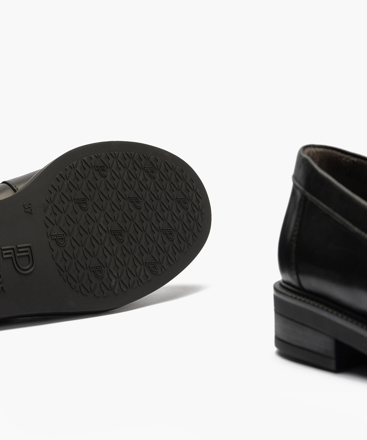 Mocasin antifaz en napa Negro