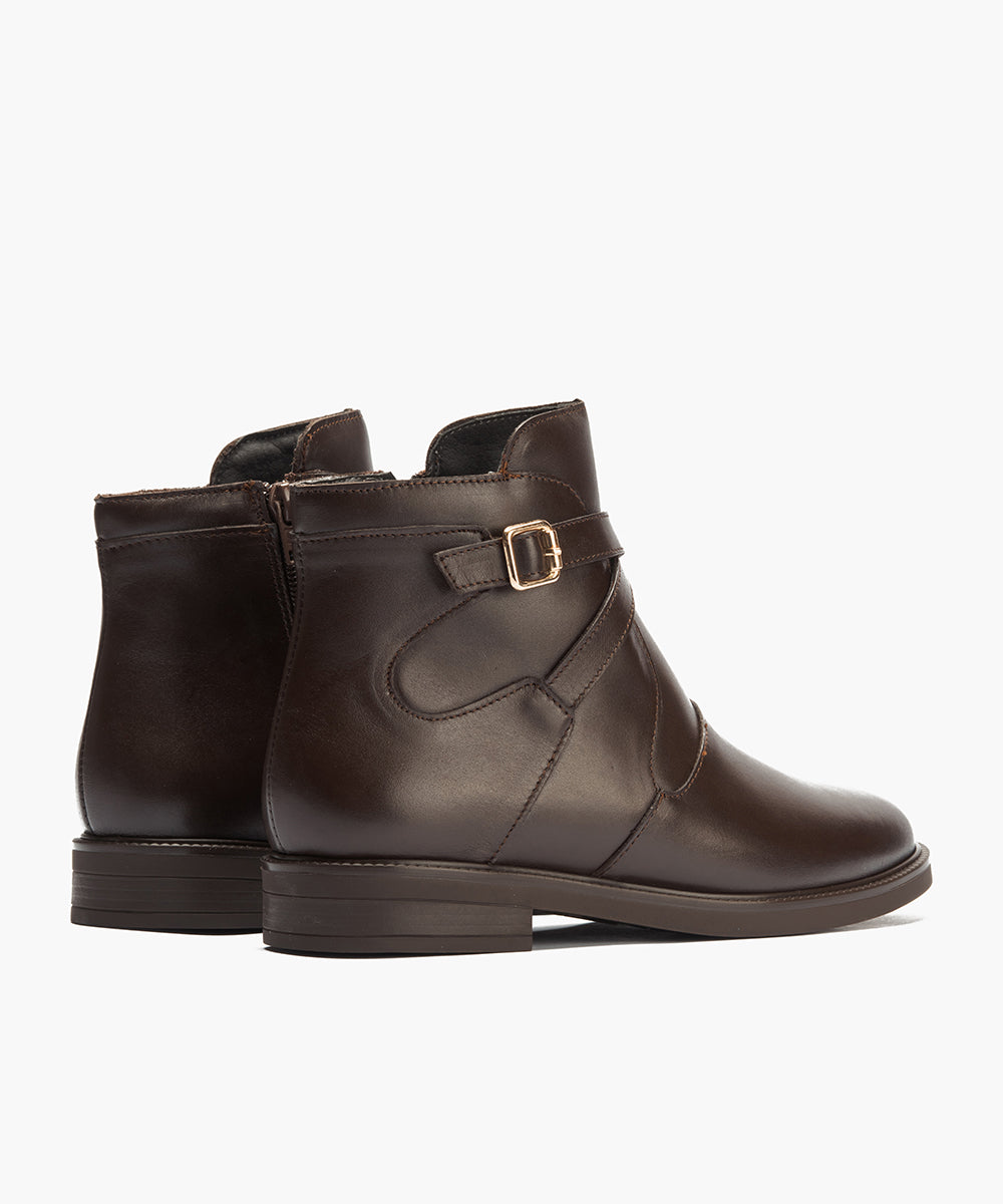 Botín en napa con detalle hebilla lateral cruzada Marrón
