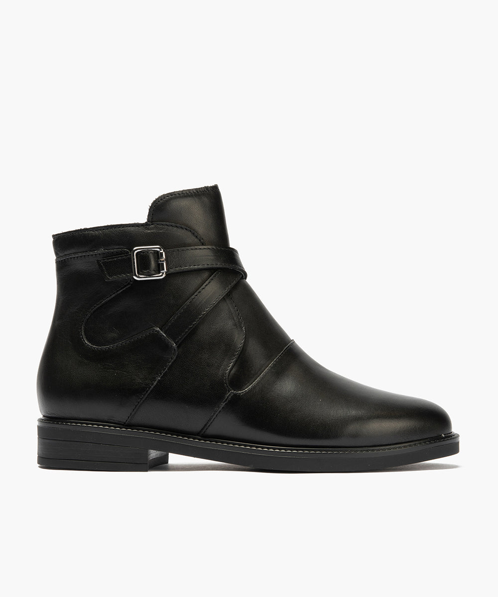 Botín en napa con detalle hebilla lateral cruzada Negro