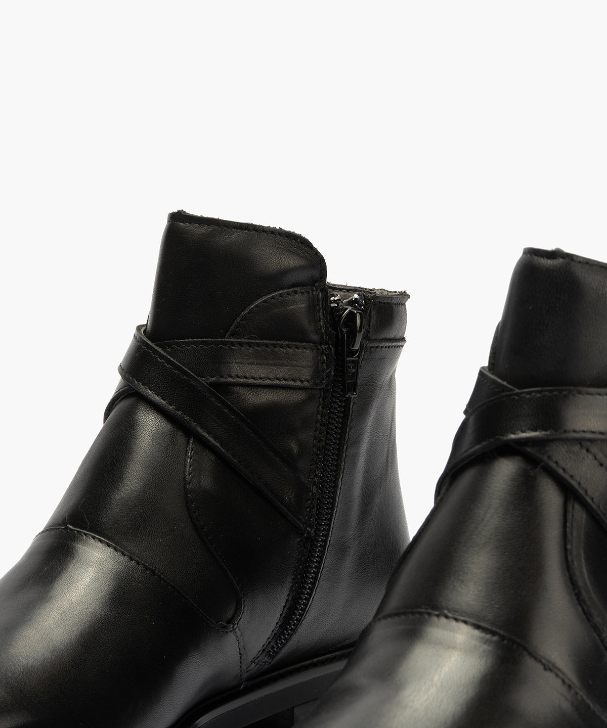 Botín en napa con detalle hebilla lateral cruzada Negro