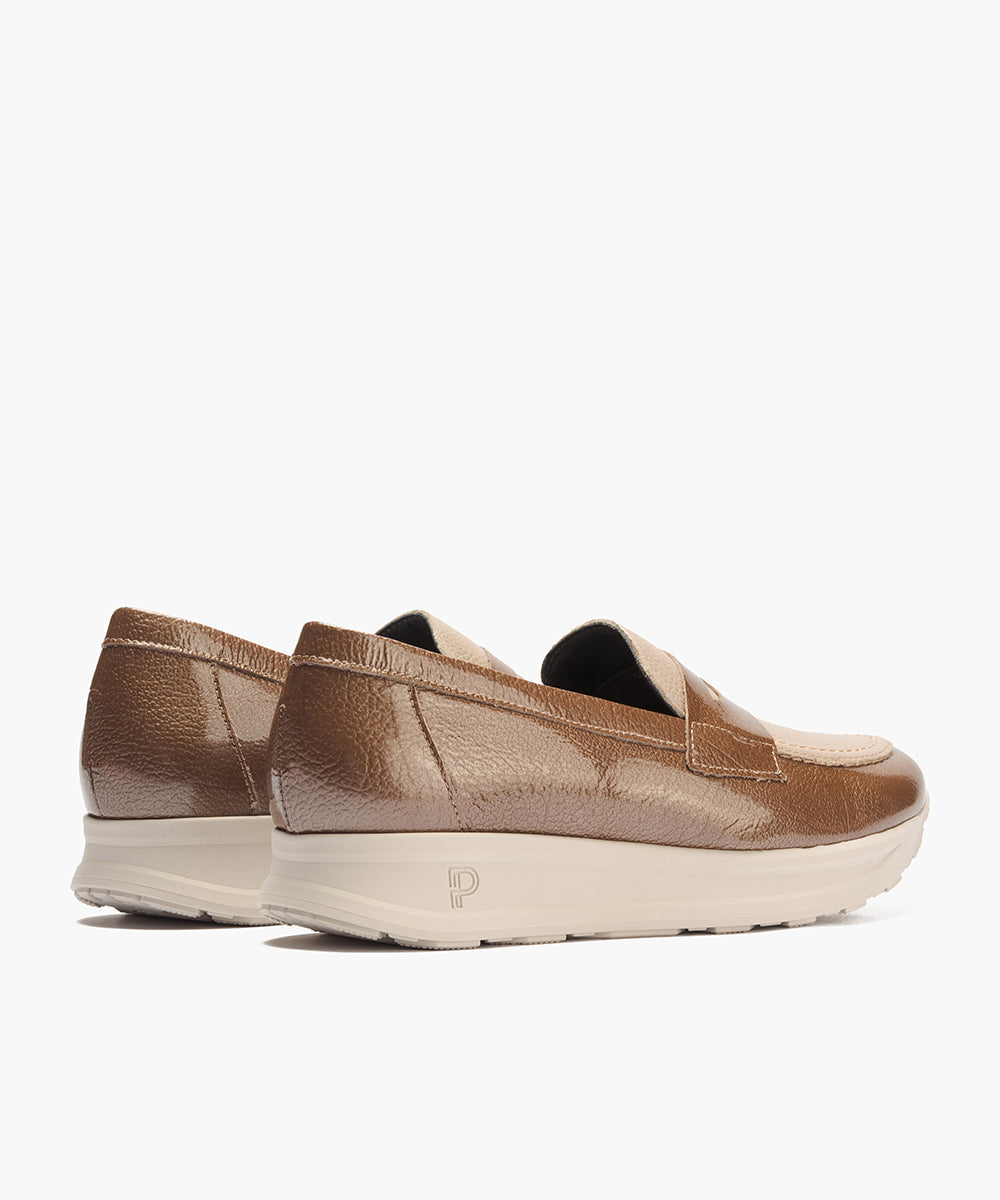 Mocasín antifaz combinado charol con napa grano Topo