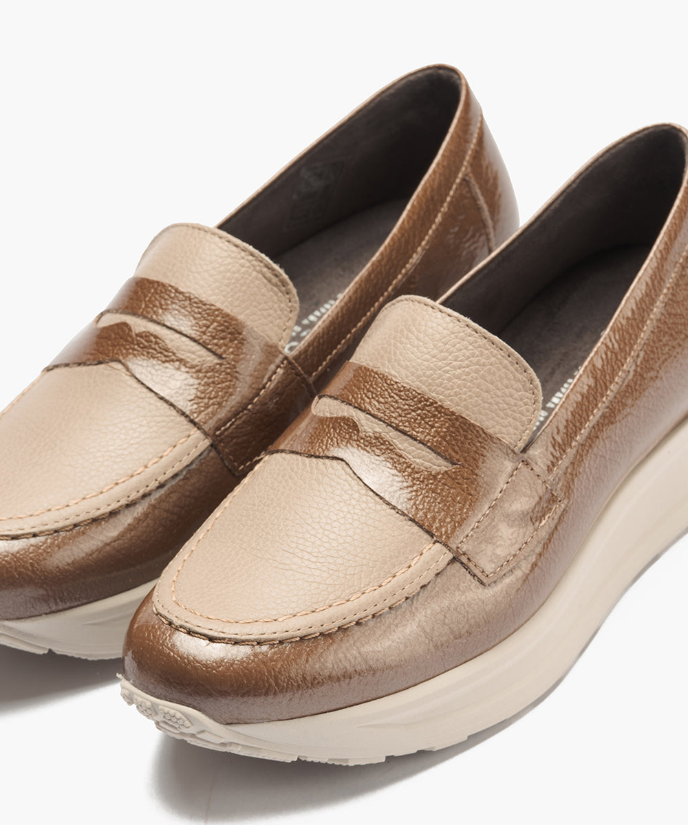 Mocasín antifaz combinado charol con napa grano Topo