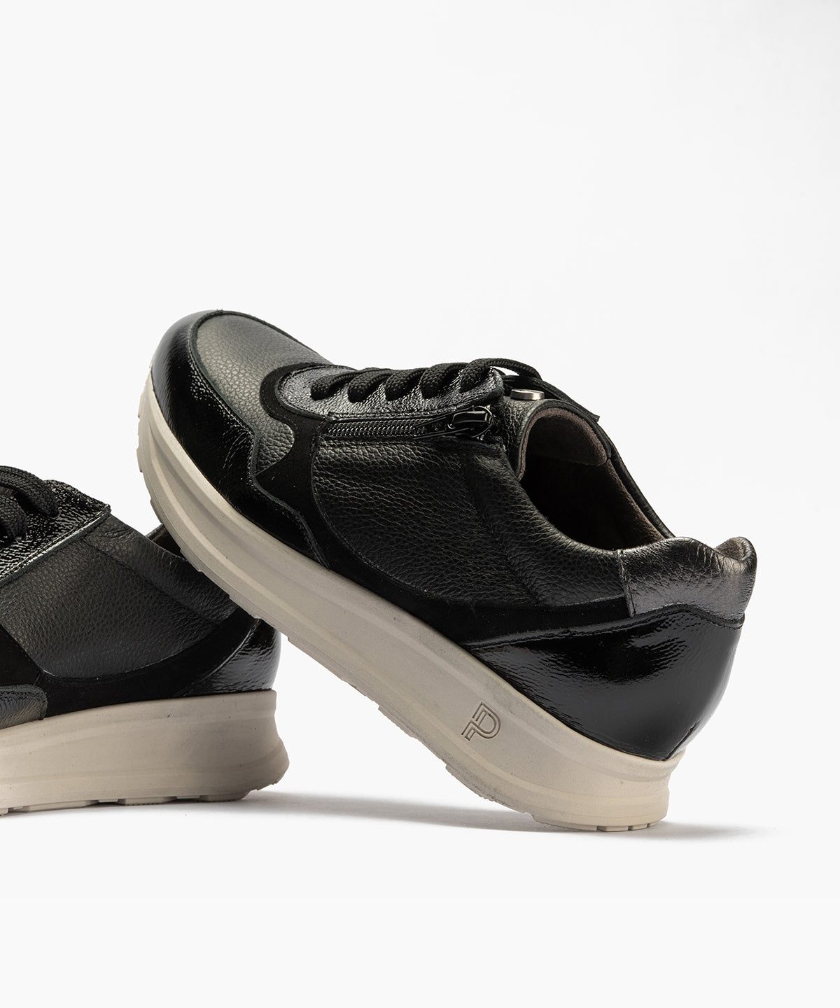 Deportivo combinado charol con napa grano con cremallera Negro