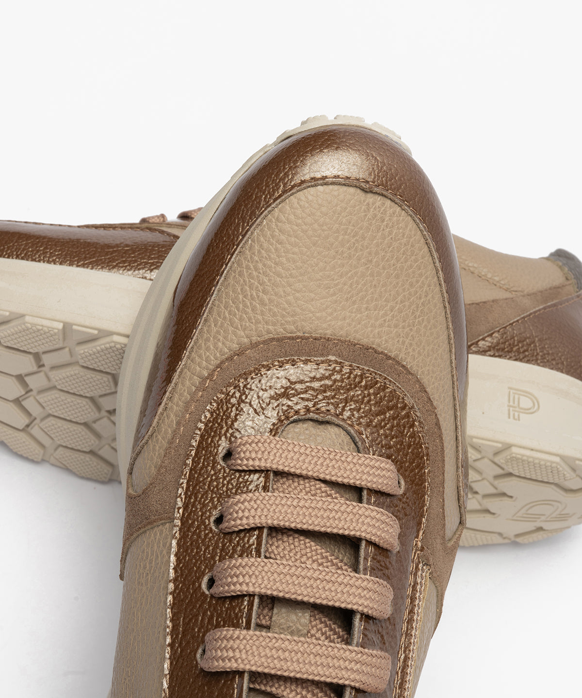 Deportivo combinado charol con napa grano con cremallera Topo