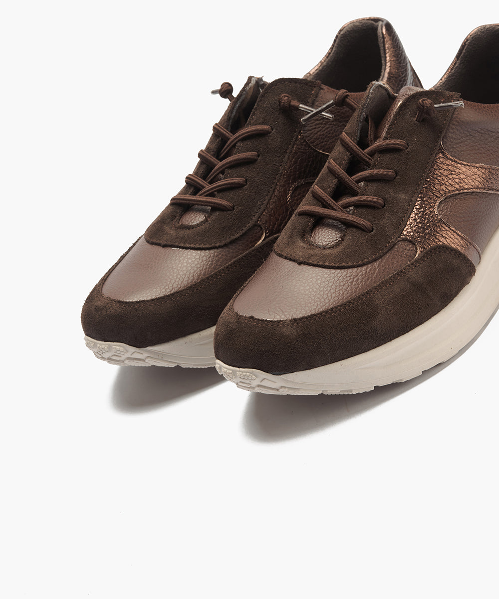 Deportivo combinado serraje, napa con grano y laminado con cordón elástico Marrón