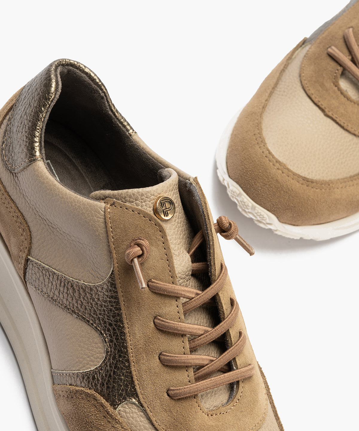 Deportivo combinado serraje, napa con grano y laminado con cordón elástico Topo