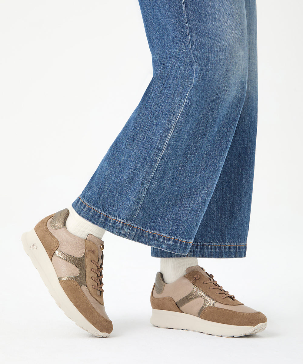 Deportivo combinado serraje, napa con grano y laminado con cordón elástico Topo