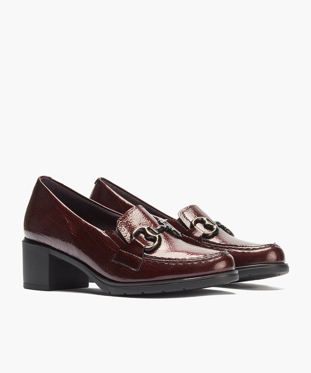 Mocasín adorno en charol Burdeos