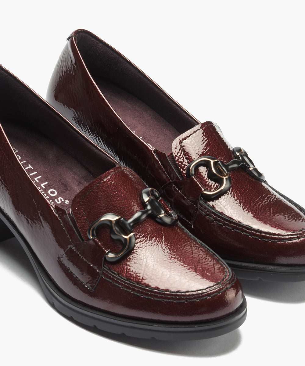 Mocasín adorno en charol Burdeos