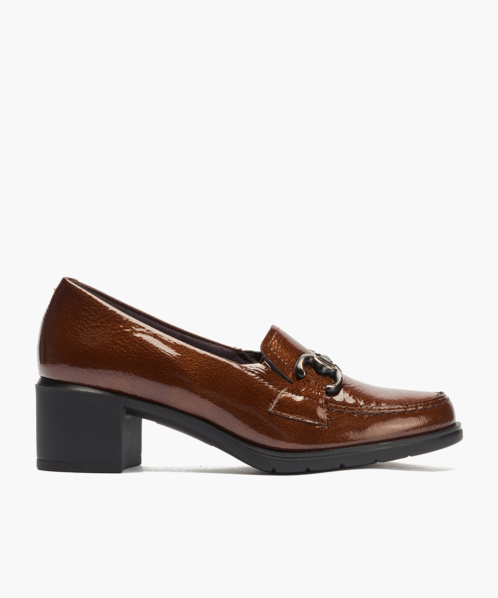 Mocasín adorno en charol Cuero