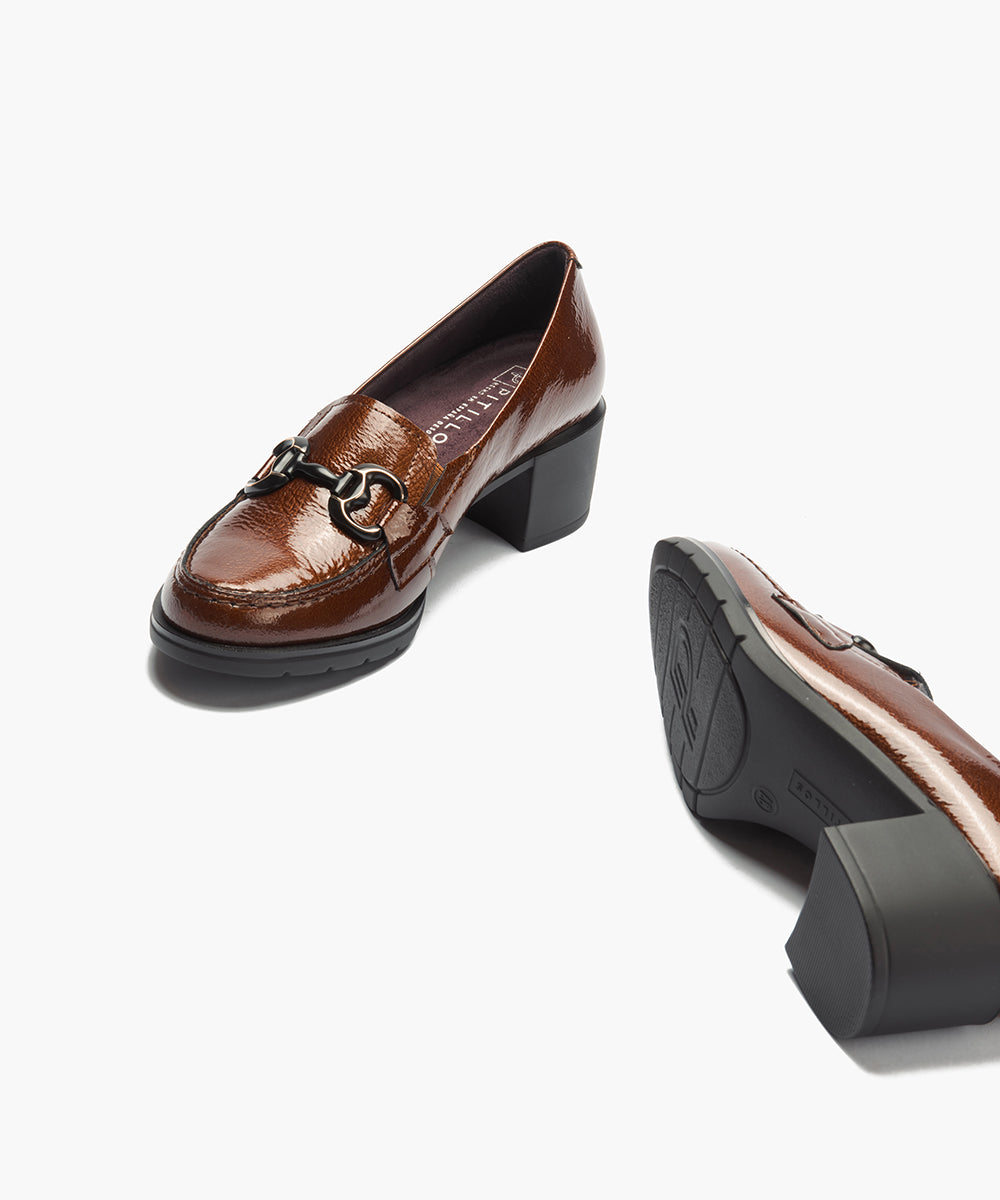 Mocasín adorno en charol Cuero