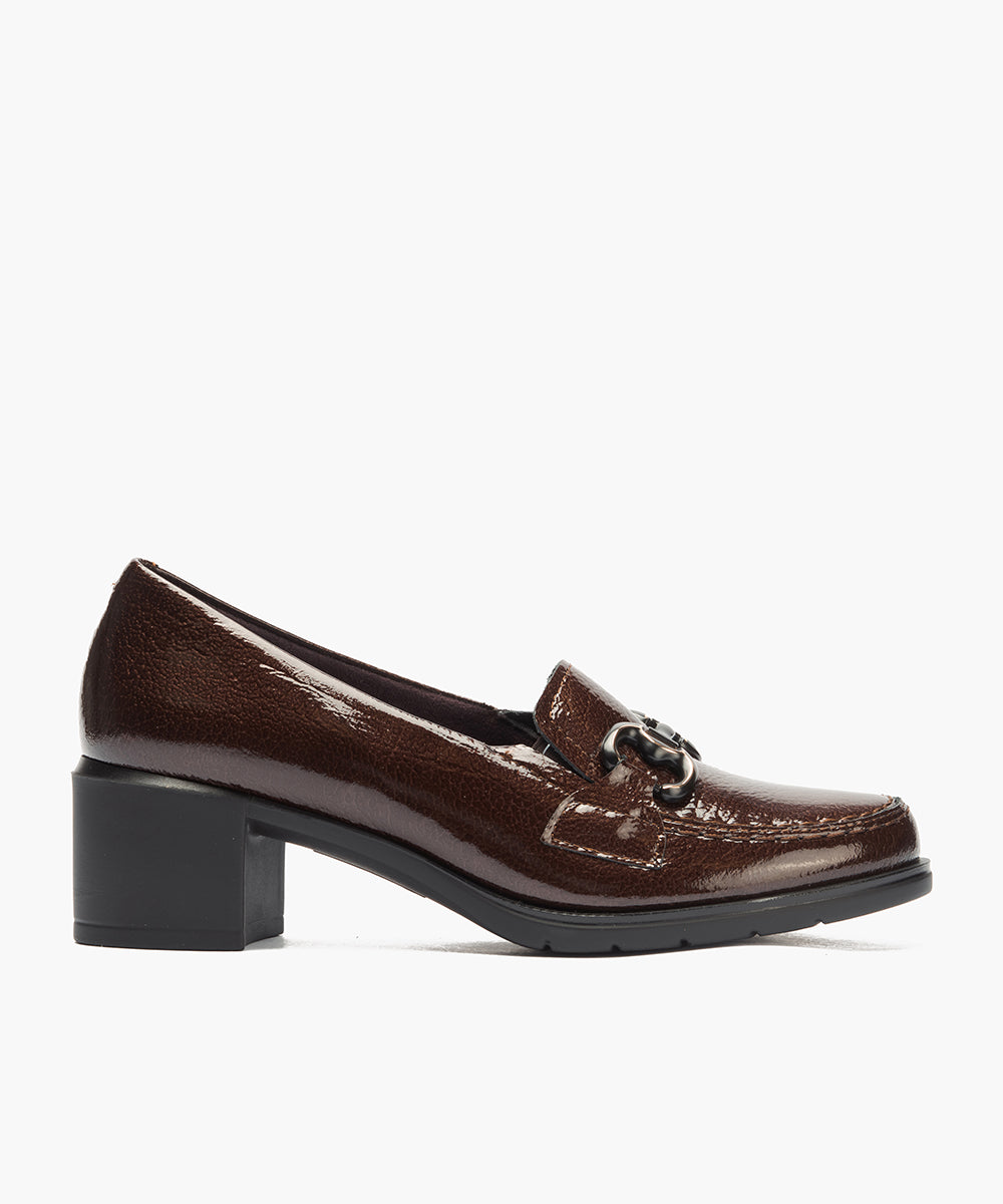 Mocasín adorno en charol Marrón