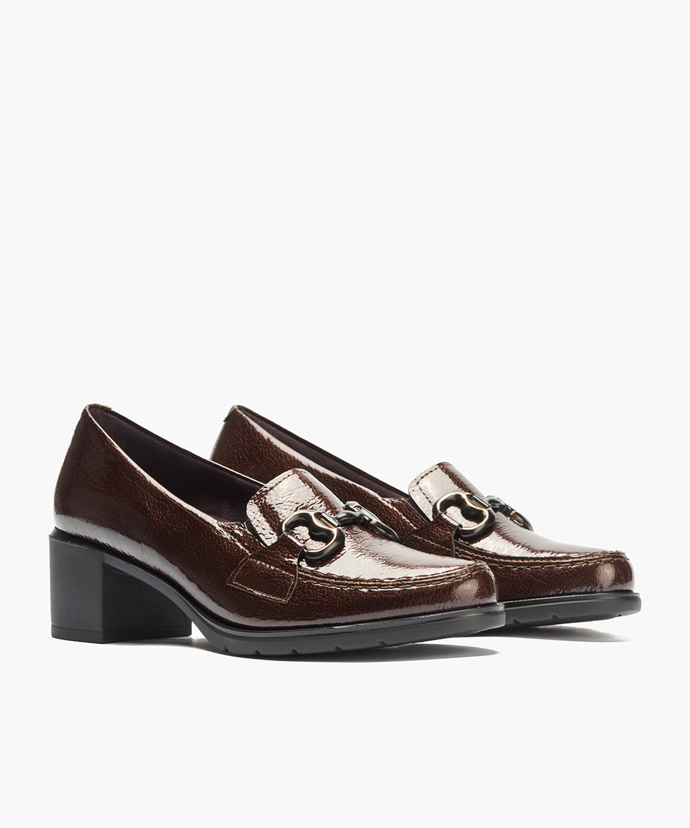 Mocasín adorno en charol Marrón
