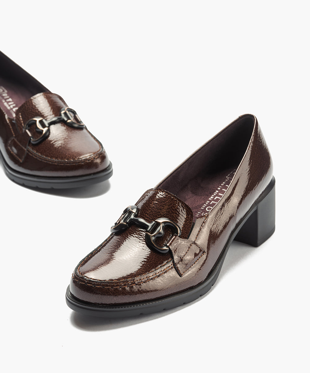 Mocasín adorno en charol Marrón