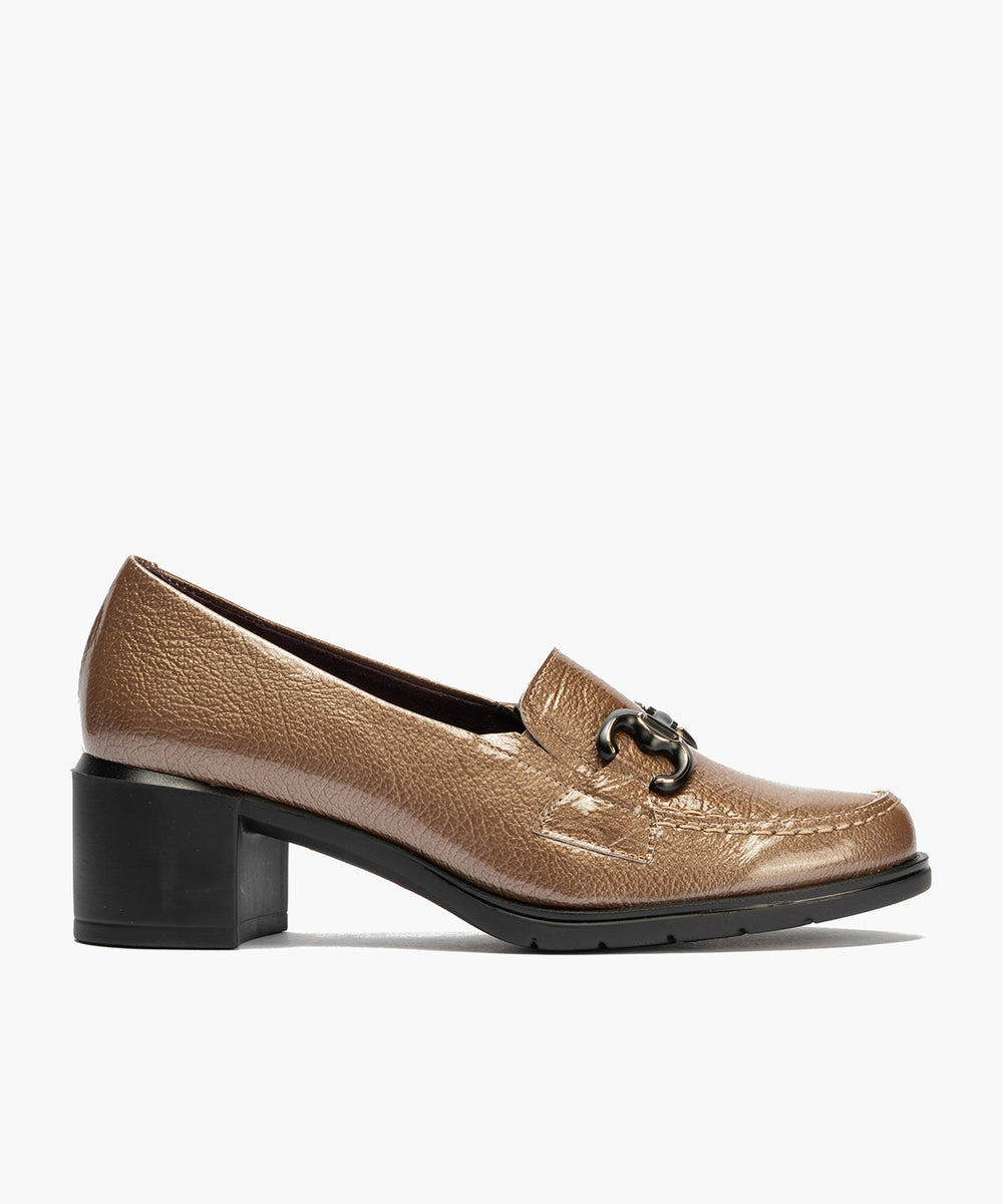 Mocasín adorno en charol Topo