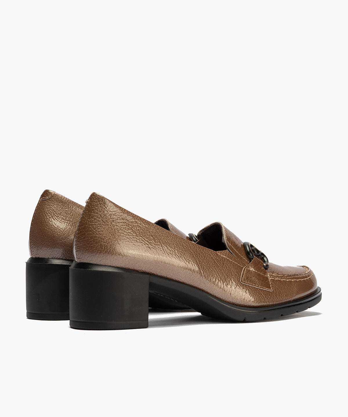 Mocasín adorno en charol Topo