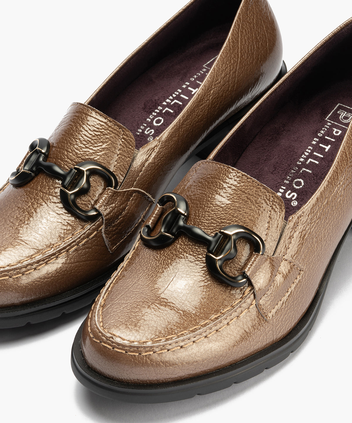 Mocasín adorno en charol Topo