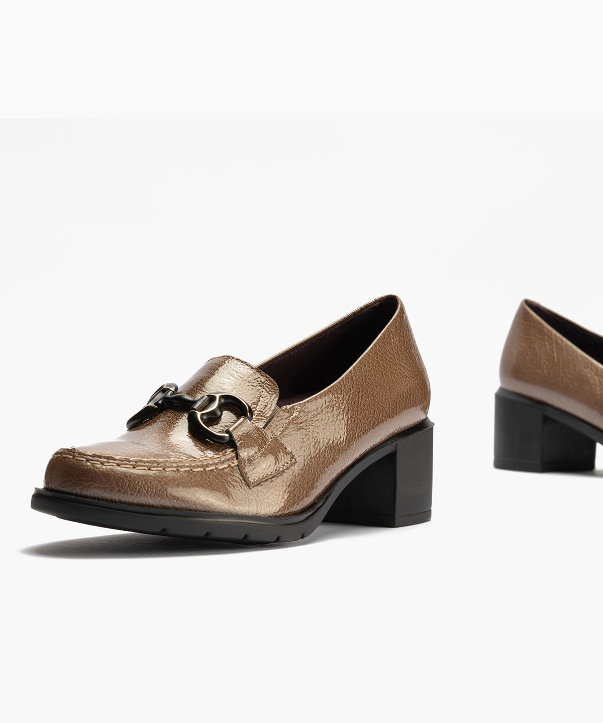 Mocasín adorno en charol Topo