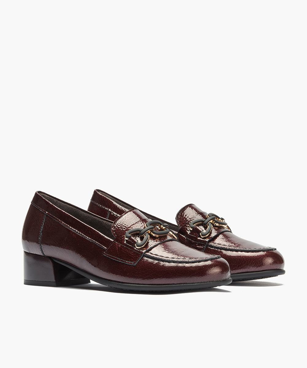 Mocasín en charol con adorno Burdeos
