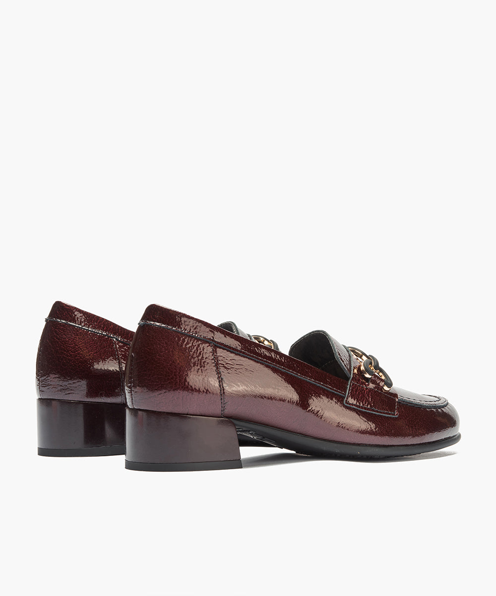 Mocasín en charol con adorno Burdeos