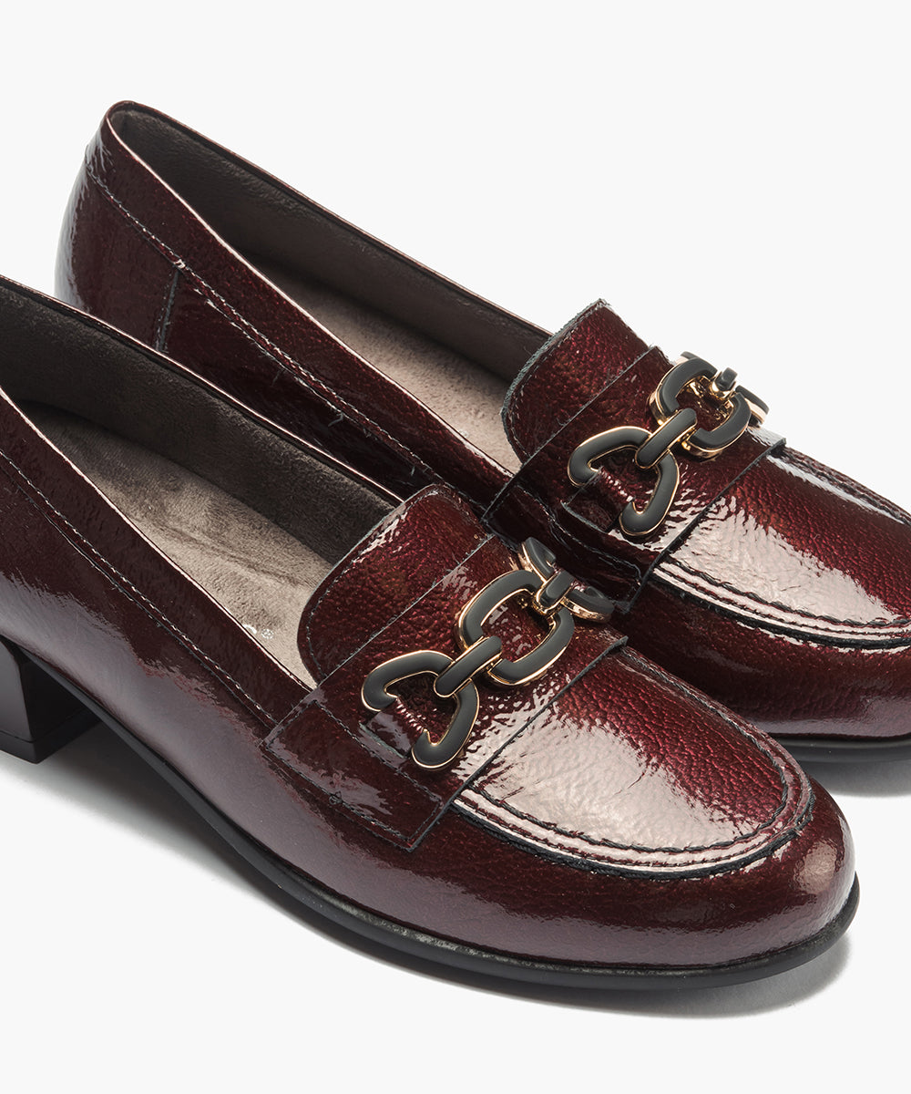 Mocasín en charol con adorno Burdeos