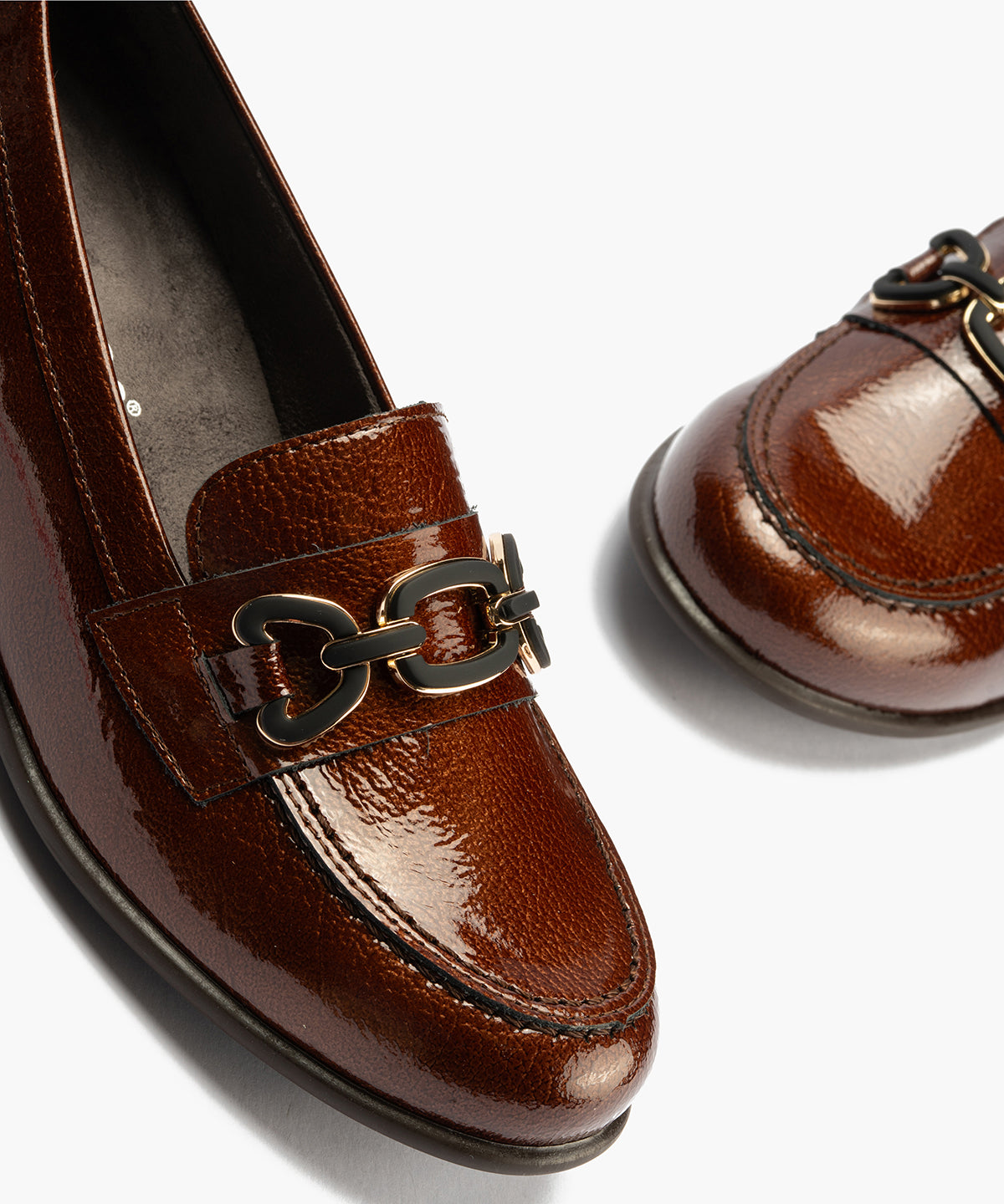 Mocasín en charol con adorno Cuero