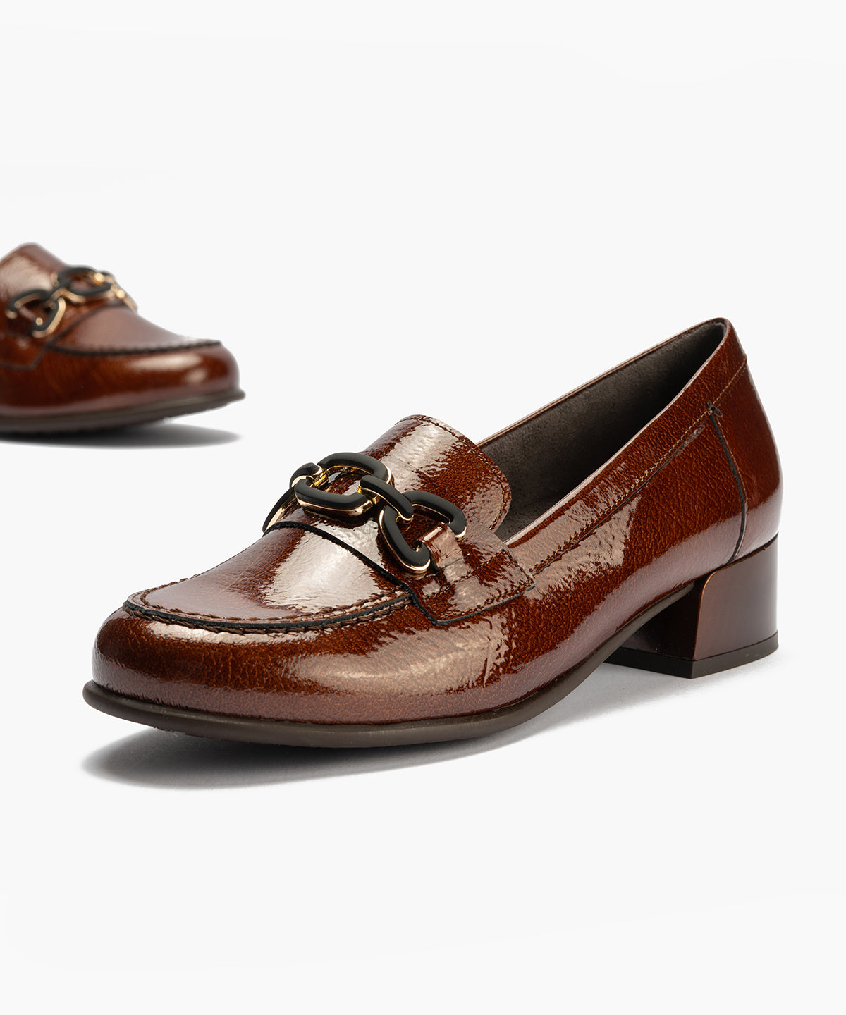 Mocasín en charol con adorno Cuero
